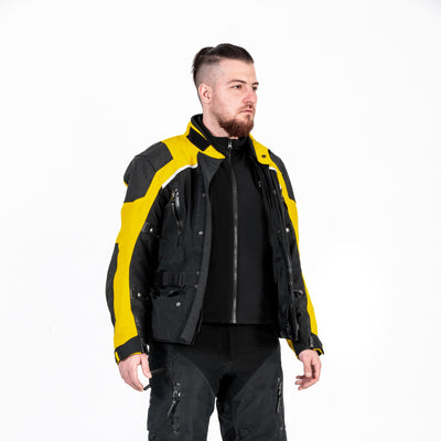 Gilet riscaldato RJR10 sotto la giacca da moto, vista di tre quarti