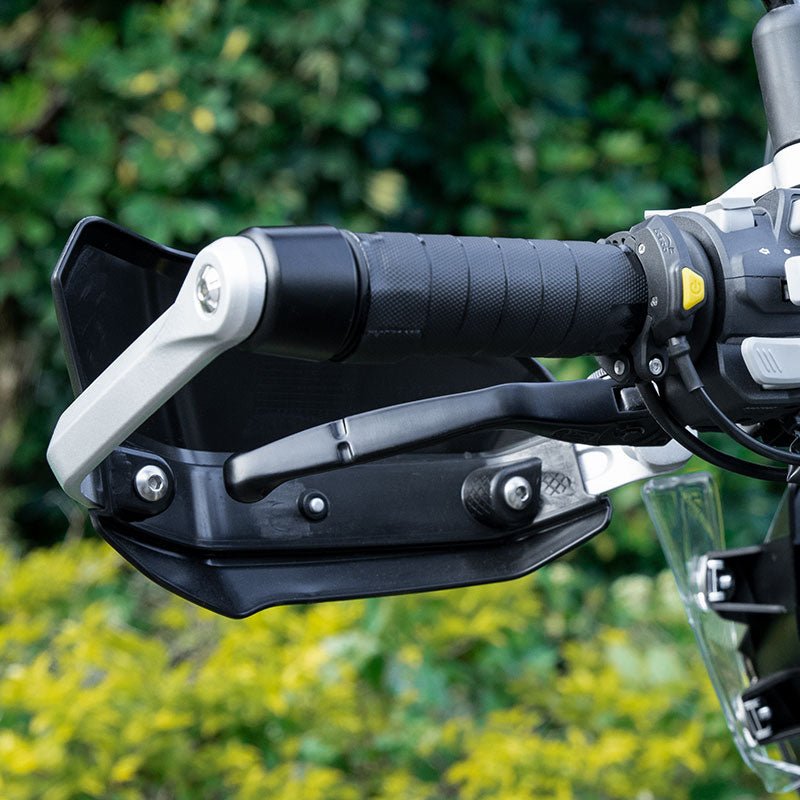 Manubrio di moto adventure con entrambi i copri manopole LOBOO H80 installati