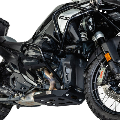 BMW R 1300 GS con paracoppa LOBOO sotto il motore, vista anteriore di tre quarti