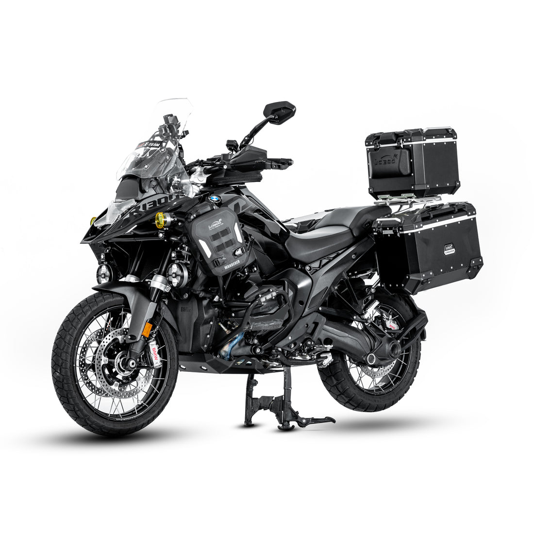 BMW R 1300 GS con paracoppa nero e valigie in alluminio, vista anteriore di tre quarti