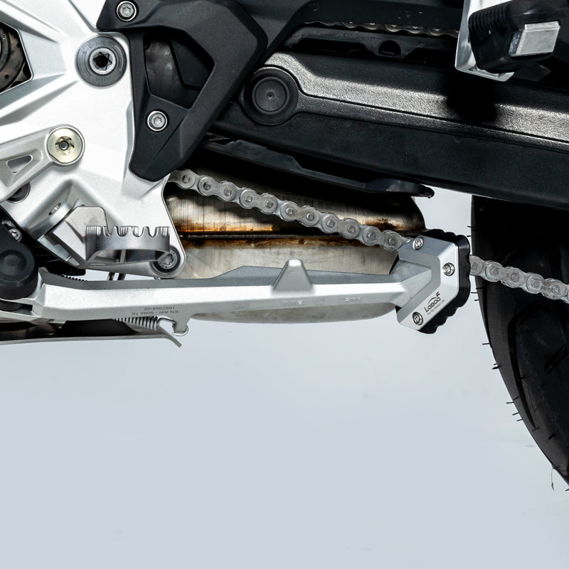 Piastra cavalletto CJC025 installata sul cavalletto laterale di una BMW F 900 GS, vista da sotto la moto