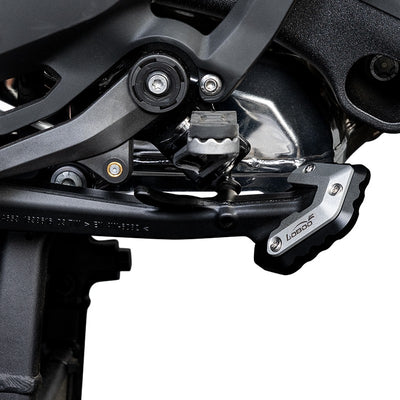 Piastra cavalletto LOBOO CJC131 installata sulla BMW R 1300 GS, vista dal basso