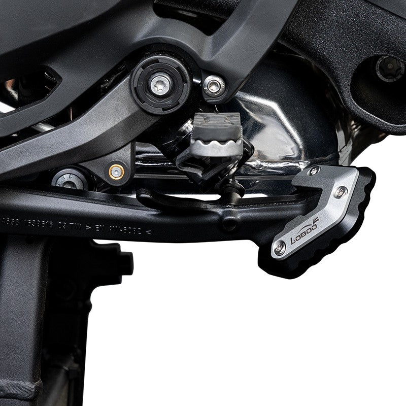 Piastra cavalletto LOBOO CJC131 installata sulla BMW R 1300 GS, vista dal basso
