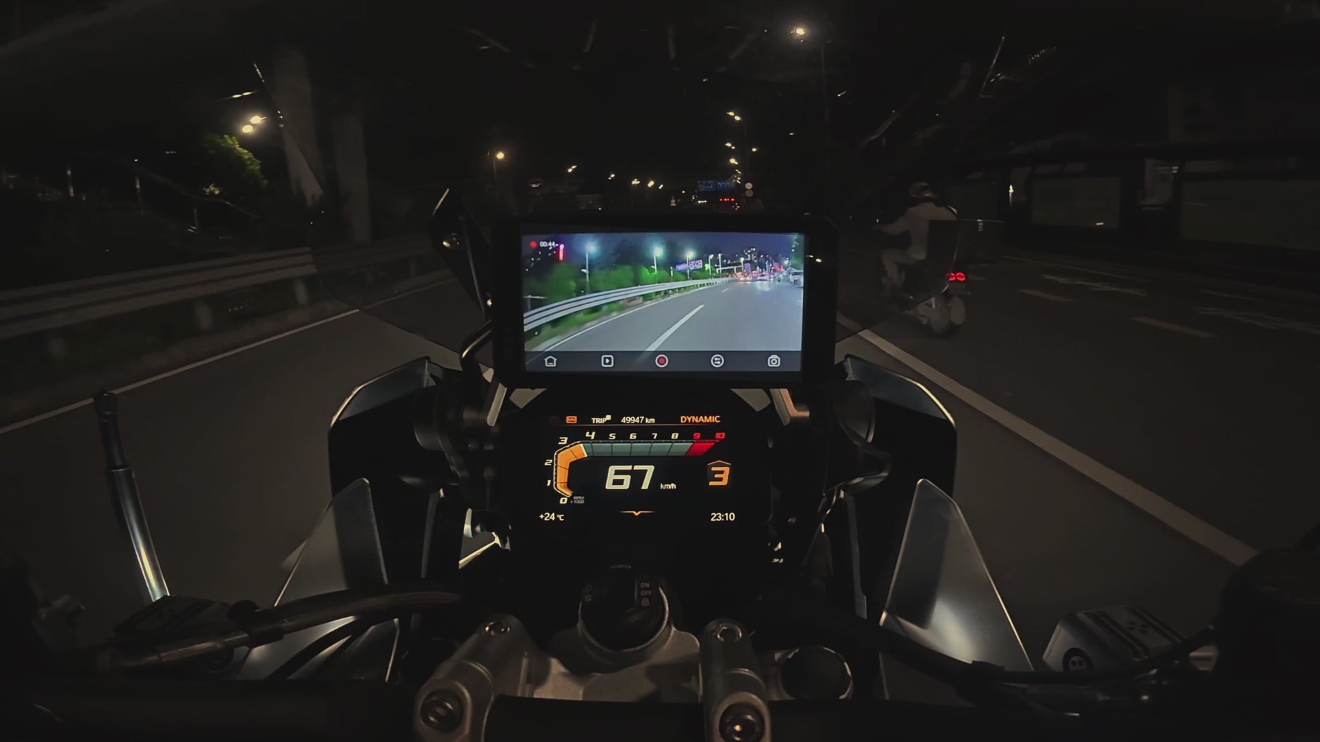 Video hochladen: &lt;p&gt;Während andere im Dunkeln fahren, &lt;strong&gt;ermöglicht Ihnen JADOS6, jedes Detail zu sehen&lt;/strong&gt;. Die Technologie der &lt;strong&gt;Echtzeit-Farbnachtsicht&lt;/strong&gt; verwandelt die Nacht in Tag und bietet &lt;strong&gt;klare und tiefe Sicht auch unter dunkelsten Bedingungen&lt;/strong&gt;. Ihr Display wird zu einem echten &lt;strong&gt;Nachtsichtgerät für Motorräder&lt;/strong&gt;, für sichereres und präziseres Fahren zu jeder Zeit.