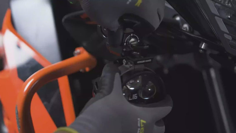Montaggio del supporto a sgancio rapido LOBOO con i fari ausiliari L16
su KTM 1290 Super Adventure: fissaggio alle barre paramotore,
aggancio dei fari e blocco a chiave