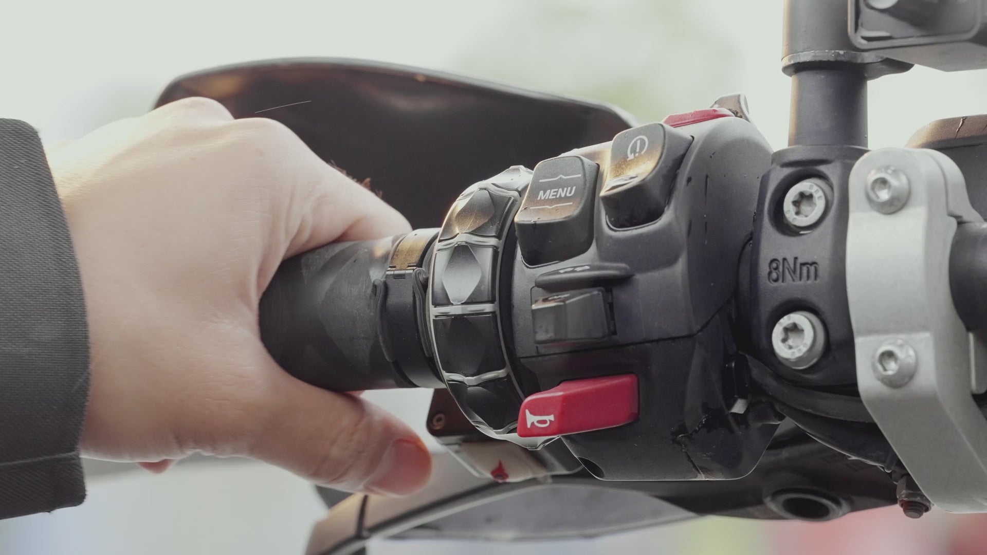 Video hochladen: Sofortige Steuerung des BMW ESA mit intuitiven Bedienelementen. Passen Sie Komfort, Stabilität und Fahrwerk in Echtzeit an – mit einer Plug-and-Play-Lösung, die sich nahtlos in die Original-Systeme von BMW integriert.