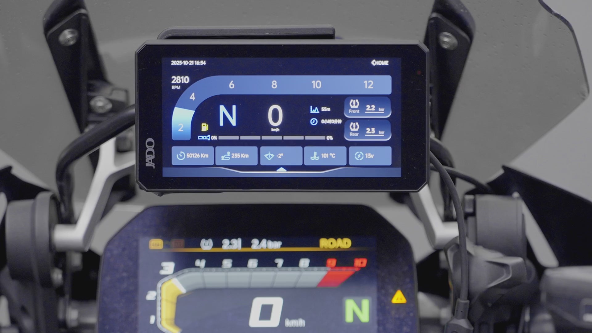 Video hochladen: Direktes Auslesen der BMW-Daten beim Einschalten, ohne externe Apps. Sie sehen sofort Geschwindigkeit, Gang, Verbrauch und wichtige Parameter des Motorrads. Plug-and-Play-Anschluss für eine stabile und ordentliche Integration.