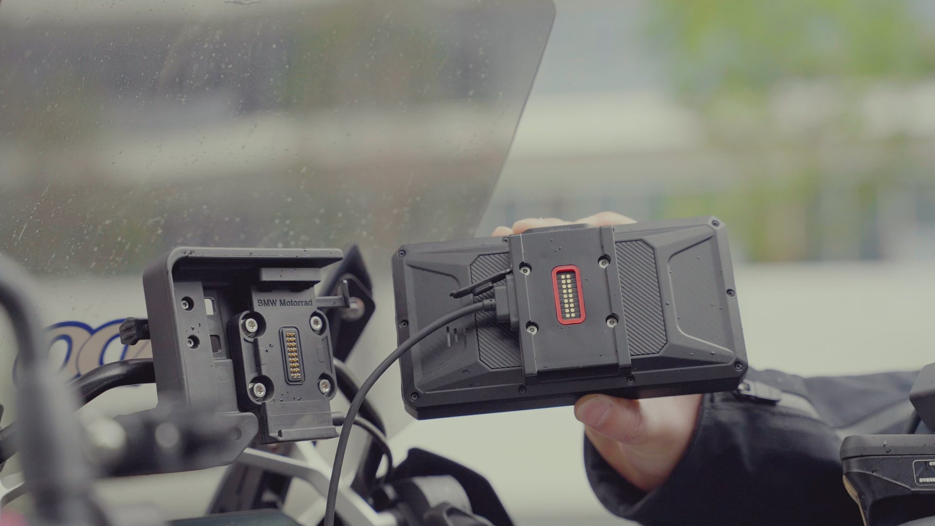 Video hochladen: BMW Schnellverschlusshalterung, mit einer Hand bedienbar: Einhängen, Klicken hören und der Sicherheitshebel arretiert alles stabil. Doppeltes Befestigungssystem, um Vibrationen und unbefestigten Straßen standzuhalten. Integrierte Stromversorgung, keine sichtbaren Kabel. Sofortige Entfernung als Diebstahlschutz.