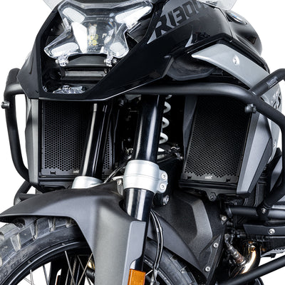 BMW R 1300 GS di tre quarti anteriore con le protezioni radiatore LOBOO CHW131 montate sui due radiatori