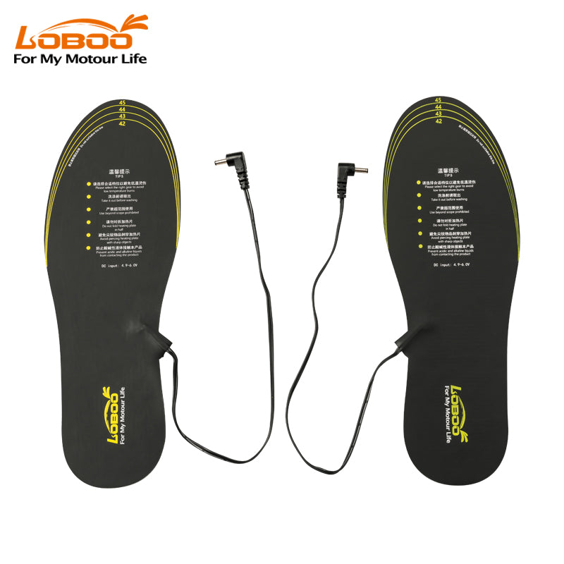 Coppia di solette riscaldate con i due cavi di collegamento al power bank