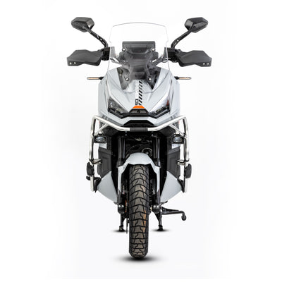 Scooter visto di fronte con la coppia di specchietti LOBOO RM03-Lite installata