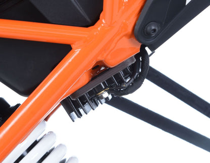 Staffa supporto scarico + piastra fori pedane posteriori, KTM 125 Duke '17-