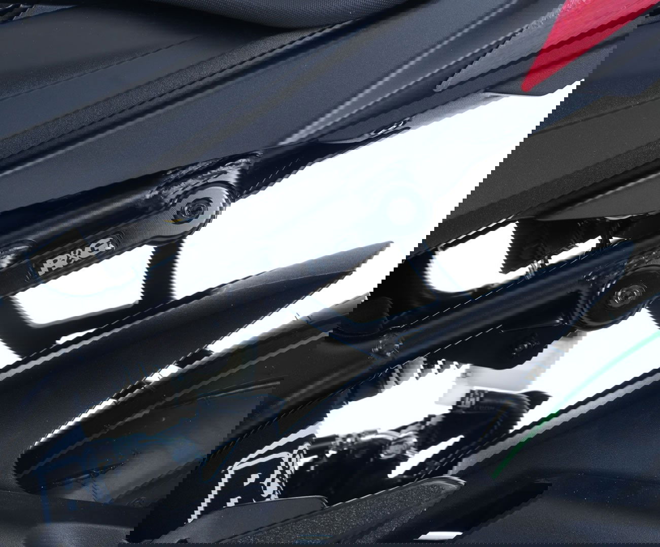 Staffa supporto scarico + piastra fori pedane posteriori, Suzuki GSXS 750 '17-