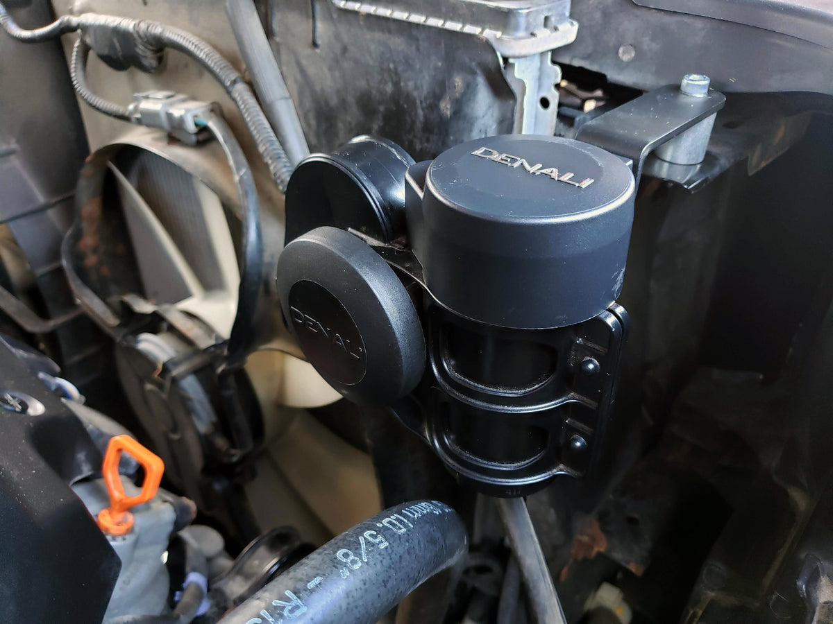Clacson DENALI SoundBomb TTSB10000B dall'alto, morsetto stampato fra compressore e tromba