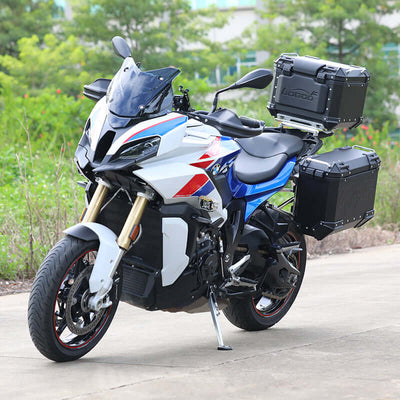 Valigie nere montate sulla S 1000 XR, tre quarti anteriore destro