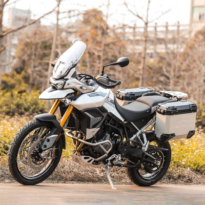 Triumph Tiger 900 Rally Pro con valigie laterali e bauletto LOBOO PIKE TRACKER argento sui telai JP91B