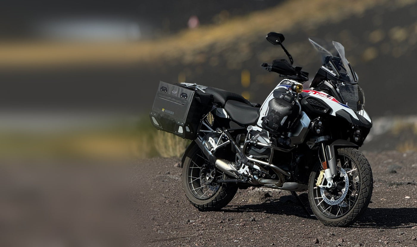 BMW R 1250 GS Adventure mit montierten aufblasbaren LOBOO Wanderer-Taschen an den Sturzbügeln